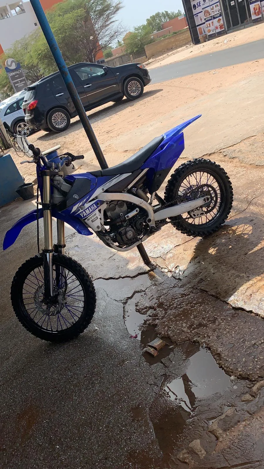 Moto routière sur la côte