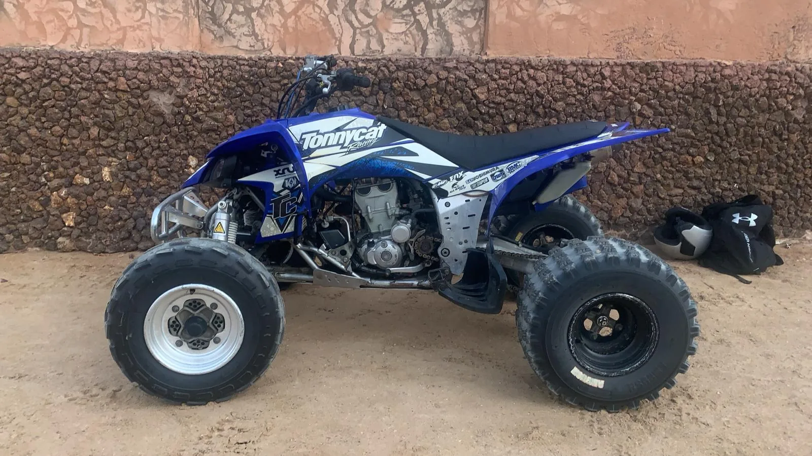 Quad Yamaha Tonnycat bleu sur sable rouge