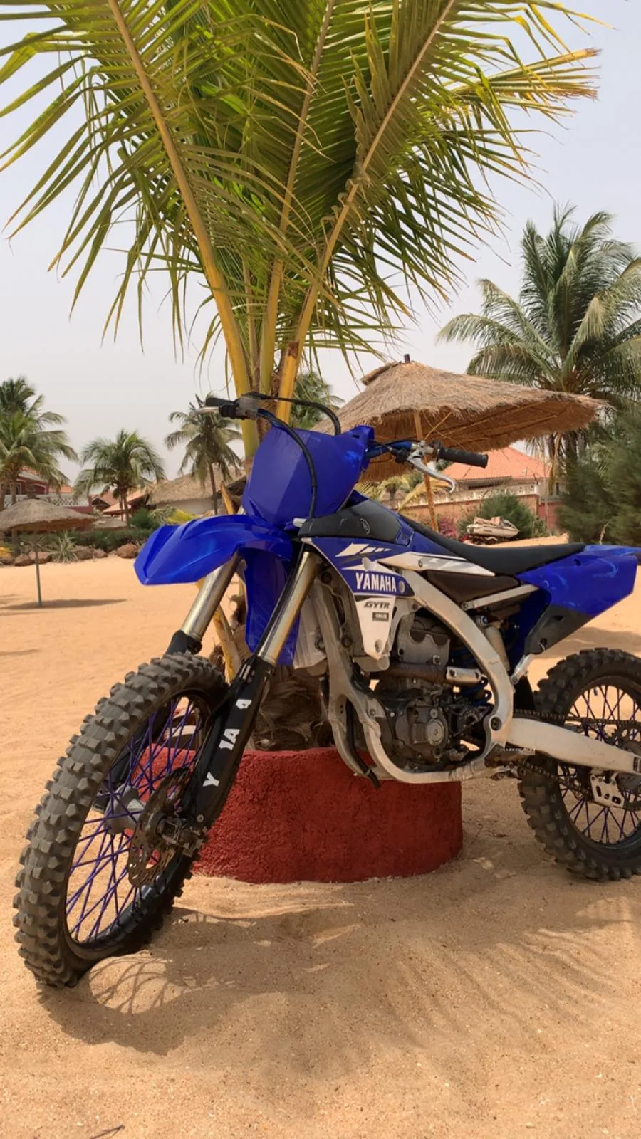 Yamaha YZ 250 sur la plage de Saly